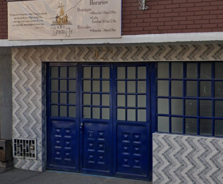 Fachada de la iglesia: puertas azules con ventanas, en la Diagonal 51B sur de Tunjuelito